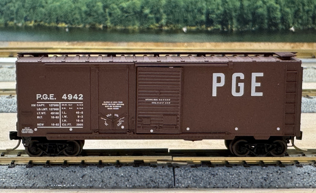N Scale - MTL 22070 Pacific Great Eastern 40' Combination Door Boxcar PGE4942 N11307