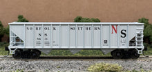 Load image into Gallery viewer, HO Scale - Bowser 41264 Norfolk Southern 70 Ton 12 Panel Hopper NS8431 HO11608
