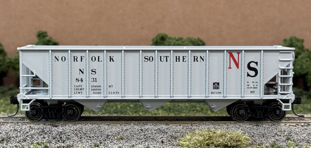 HO Scale - Bowser 41264 Norfolk Southern 70 Ton 12 Panel Hopper NS8431 HO11608