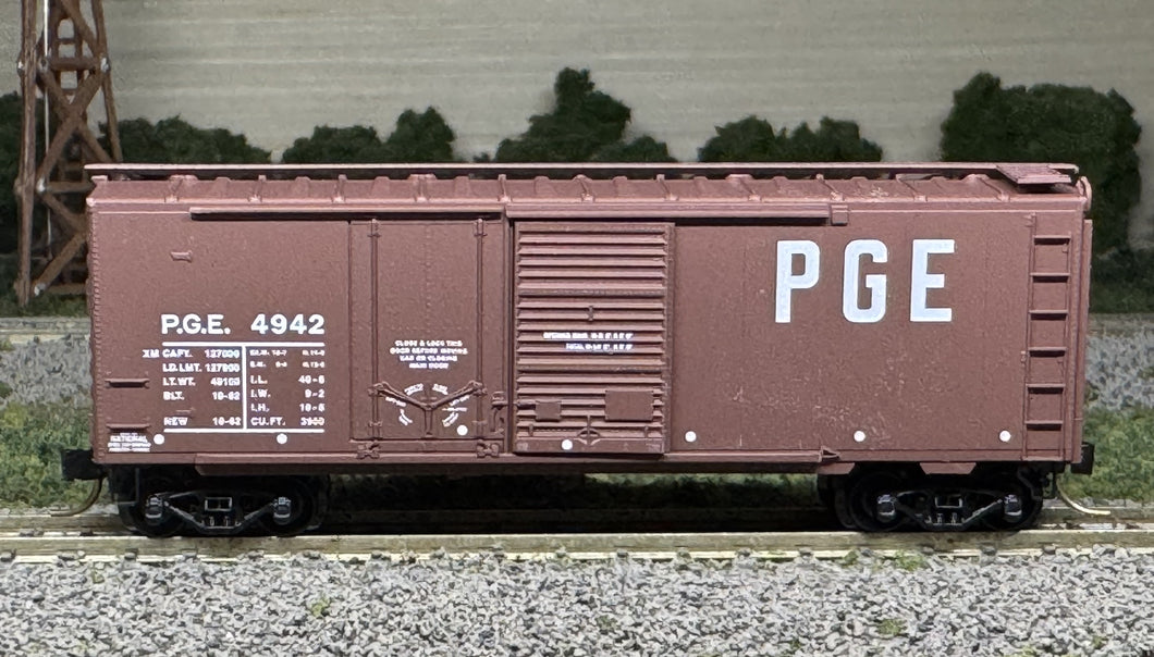 N Scale - MTL 22070 Pacific Great Eastern 40' Combination Door Boxcar PGE4942 N12118