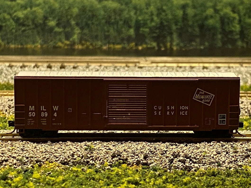 N Scale - Roundhouse Milwaukee Road 50' Rib Side Single Door Boxcar MILW 50894 N1850