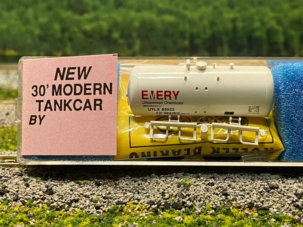 N Scale - Roundhouse 8466 Emery 30' Modern Tank Car UTLX 85922 N2300