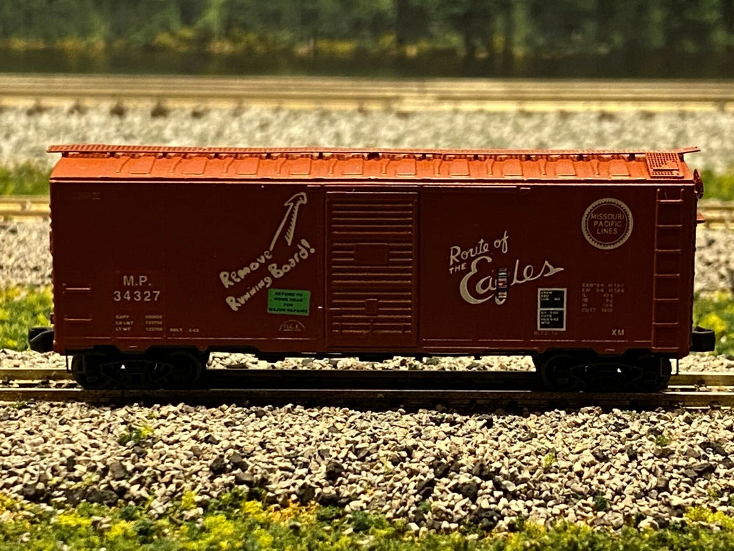 N Scale - Deluxe Innovations 141511 Missouri Pacific 40' AAR Boxcar w/ Graffiti MP 34327 N2625