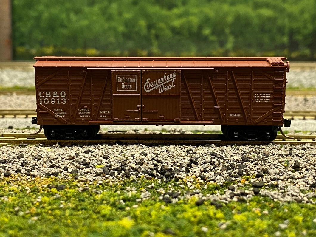 N Scale - Kadee 29333 Burlington 40' Outside Braced 1 1/2 Door Boxcar CB&Q 10913 N3200