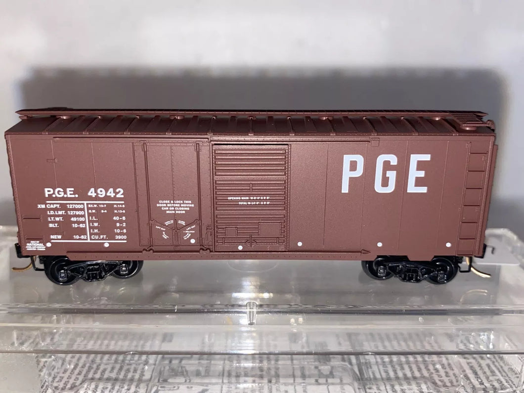 N Scale - MTL 22070 Pacific Great Eastern 40' Combo Door Boxcar #4942 N1067
