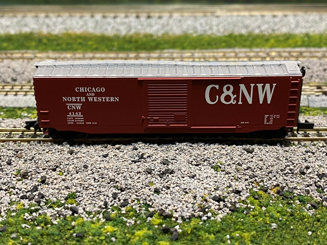 N Scale - Roundhouse 81804 Chicago North Western 50' PS-1 Single Door Boxcar CNW 4142 N3112