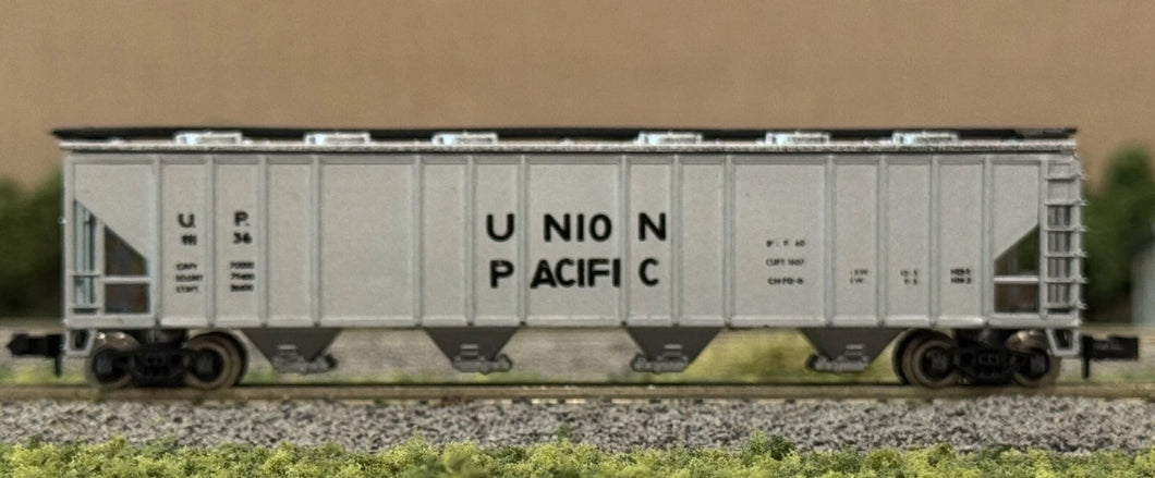N Scale - AHM 4446E Union Pacific 4-Bay Covered Hopper UP11136 N11672
