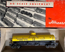 Load image into Gallery viewer, HO Scale - Athearn A508 Southern Pacific Single Dome Diesel Tank Car HO8337
