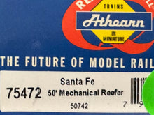 Load image into Gallery viewer, HO Scale - Athearn 85472 Santa Fe 50&#39; Mechanical Reefer SFRC50742 HO11585
