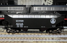 Load image into Gallery viewer, HO Scale - Kadee 7513 Alton 50 Ton AAR 2-Bay Open Hopper #61116 HO9392
