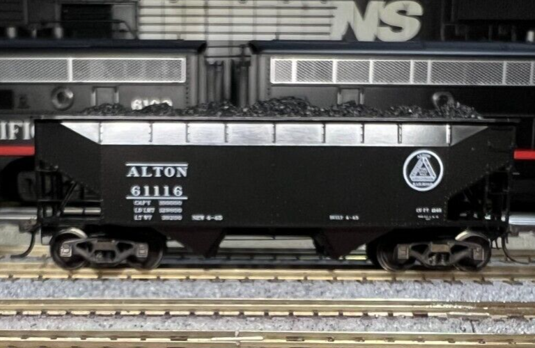 HO Scale - Kadee 7513 Alton 50 Ton AAR 2-Bay Open Hopper #61116 HO9392