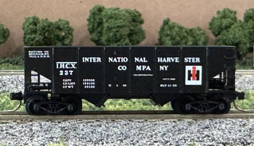 N Scale - Kadee 56030 International Harvester 33' Twin Hopper IHCX237 N11581