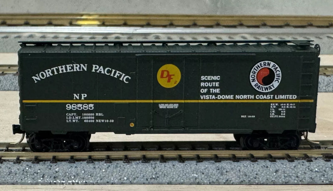 N Scale - MTL 21210 Northern Pacific 40' Plug Door Boxcar NP98585 N11092