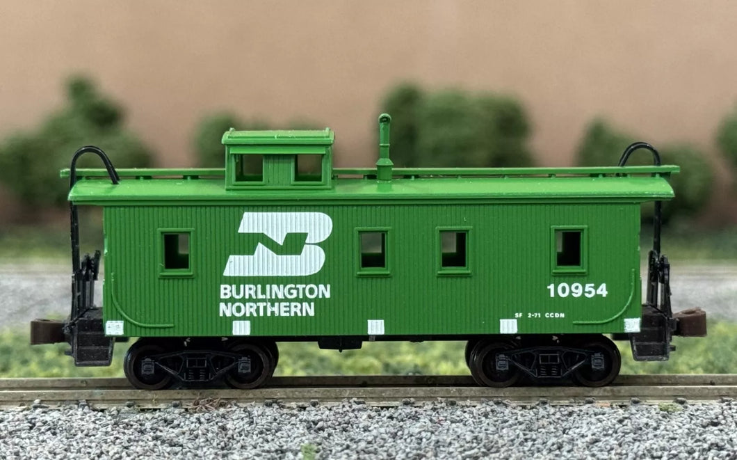 N Scale - MTL 50051 Burlington Northern 34' Wood Caboose #10954 N11584