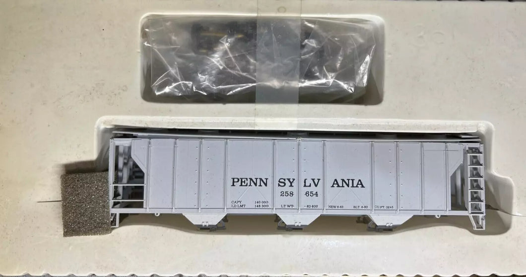 HO Scale - Con-Cor(?) Pennsylvania 3-Bay Covered Hopper #258654 HO7423