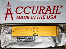 Load image into Gallery viewer, HO Scale - AccuRail 8144 Northern Pacific 40&#39; Wood Reefer NP93652 HO7115
