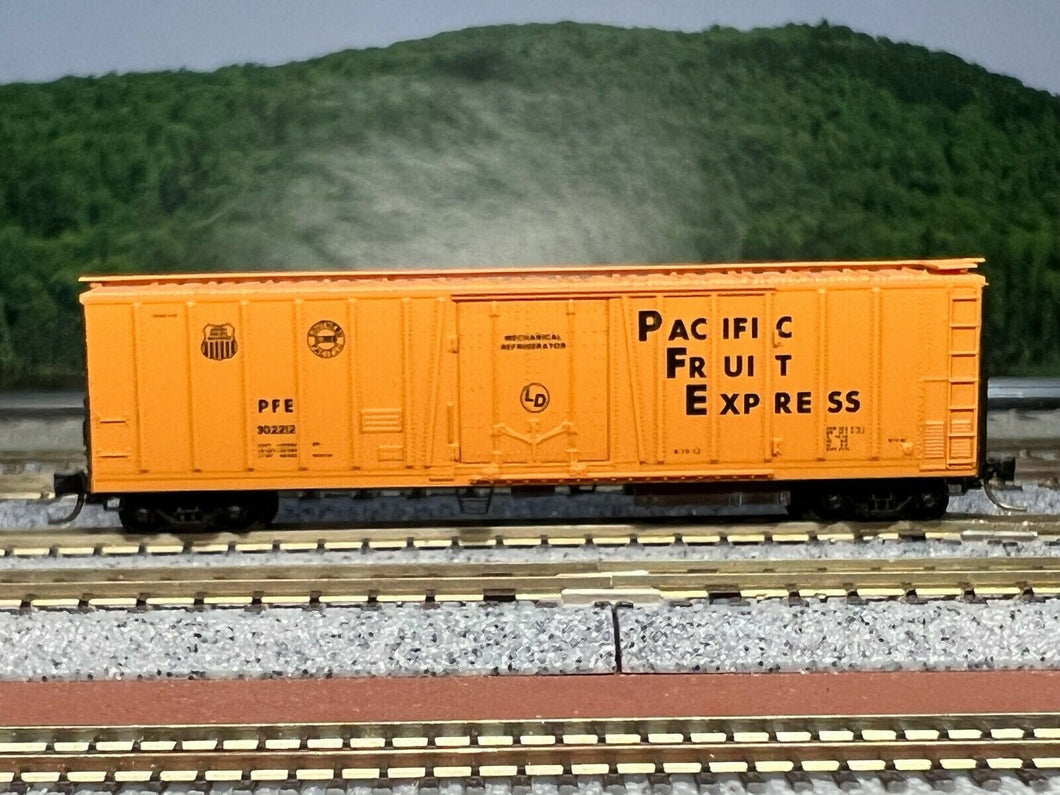 N - MTL 70010 Pacific Fruit Express Rib Side Mechanical Reefer PFE302212 N6077