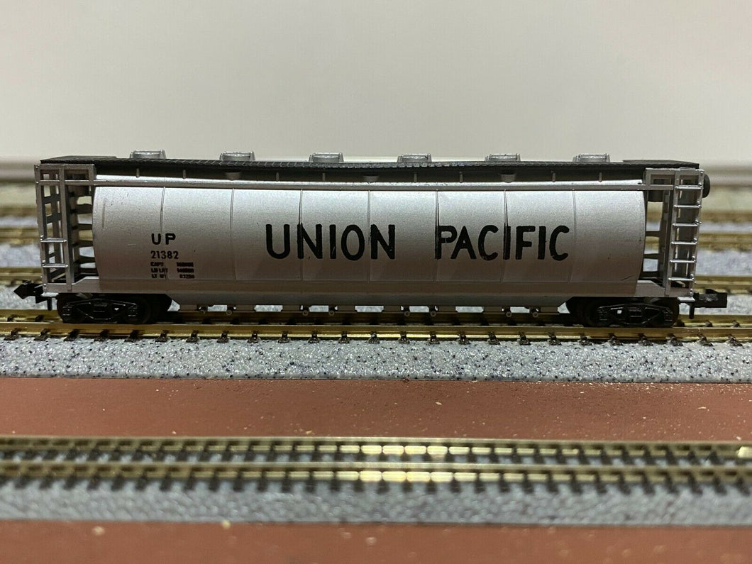 N Scale - Aurora 4866 Union Pacific 50' 8-Bay Cylindrical Hopper UP 21382 N5514