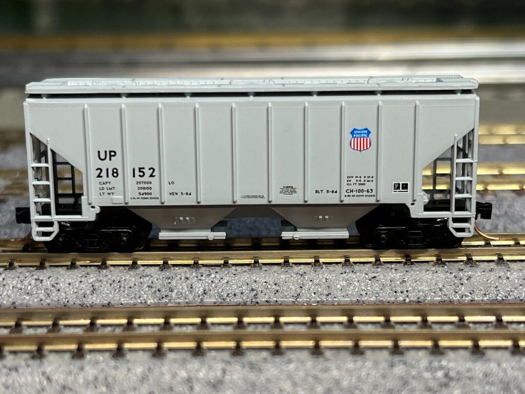 N Scale - Red Caboose 3000 Union Pacific 2-Bay Covered Hopper UP218152 N6668